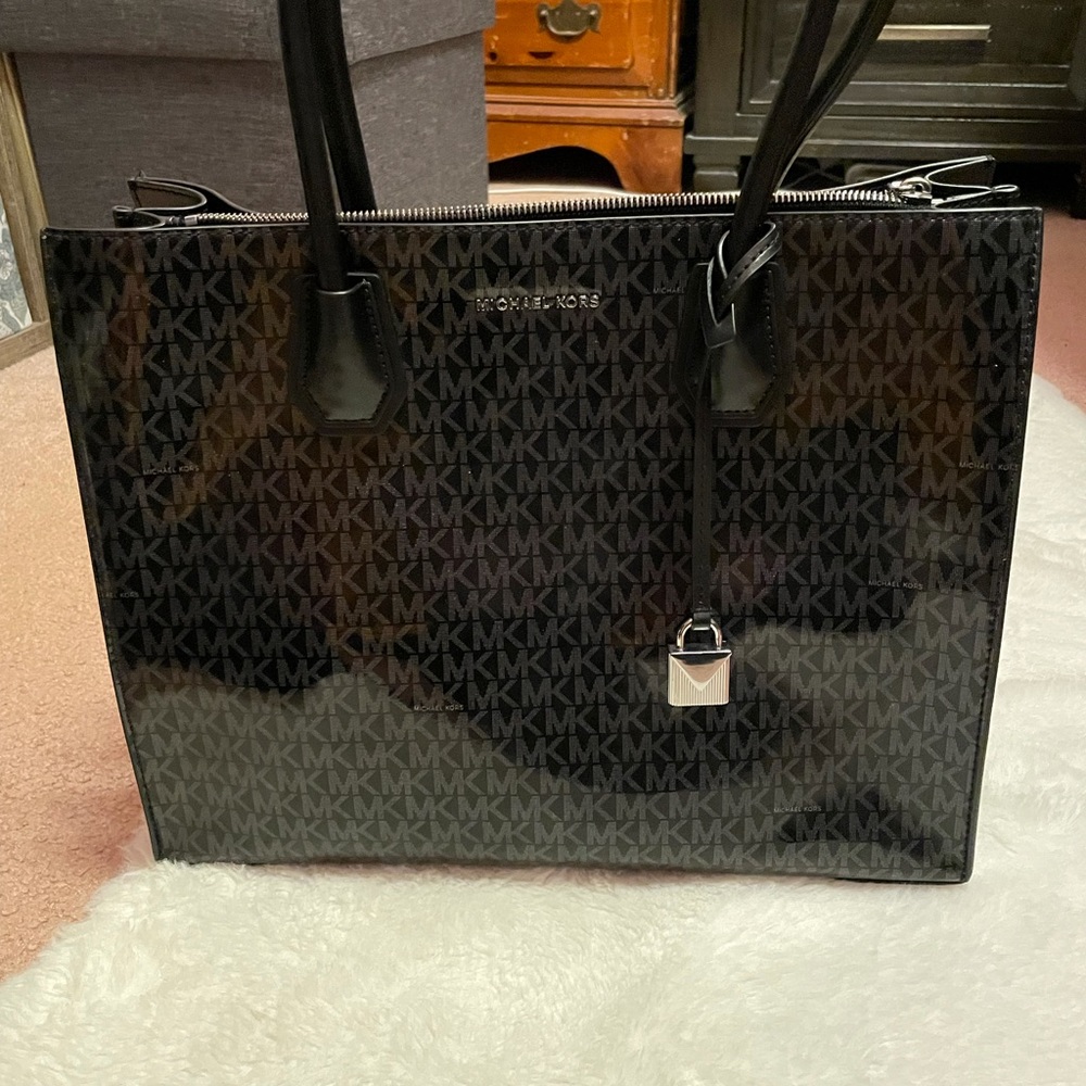 NWT MK Shiny Mercer XL tote